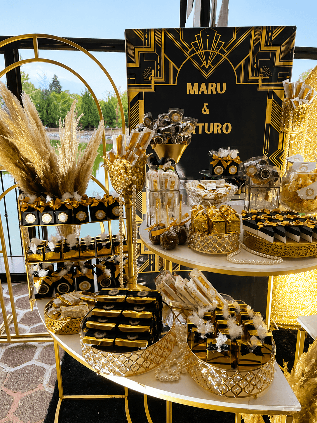 Mesa de dulces estilo Gatsby en negro y dorado