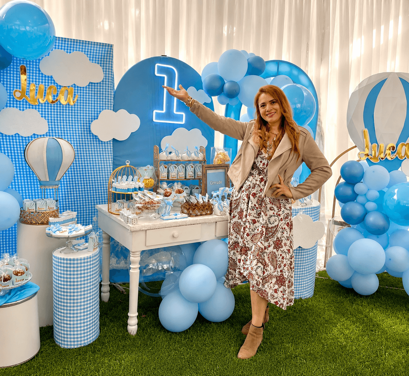 Chef Herendida Torres junto a montaje temático con globos azules